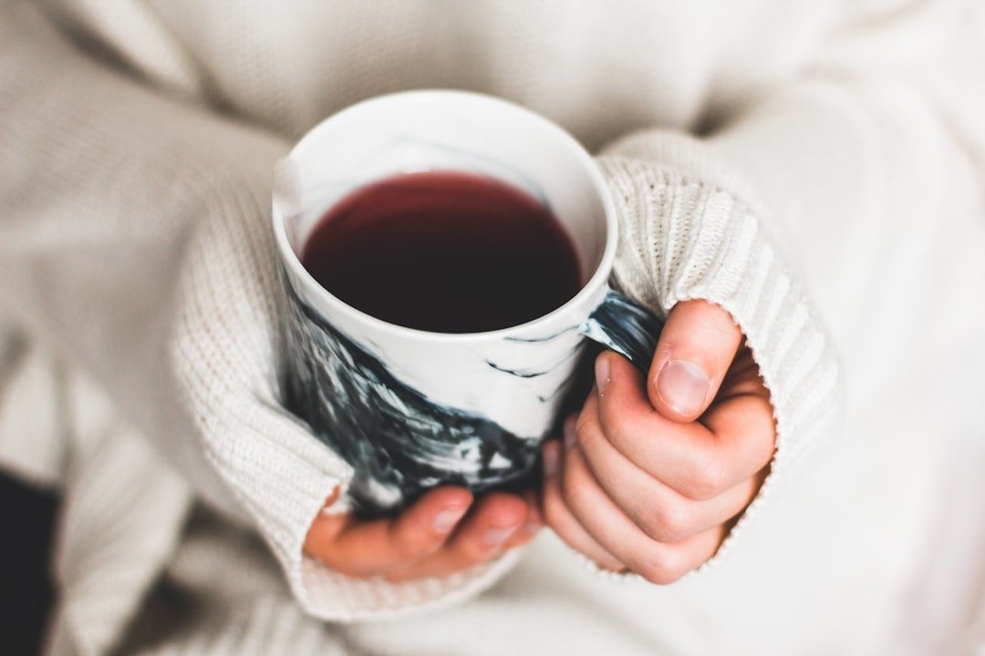 Halten Sie Ihre Getränke mit unserem stilvollen Tassenwärmer auf der perfekten Temperatur. Dieses elegante Gerät ist ideal für Kaffee-, Tee- oder Kakaoliebhaber und sorgt dafür, dass Ihr Getränk beim Genießen warm bleibt, was es zu einer unverzichtbaren Ergänzung für Ihr Zuhause oder Büro macht.